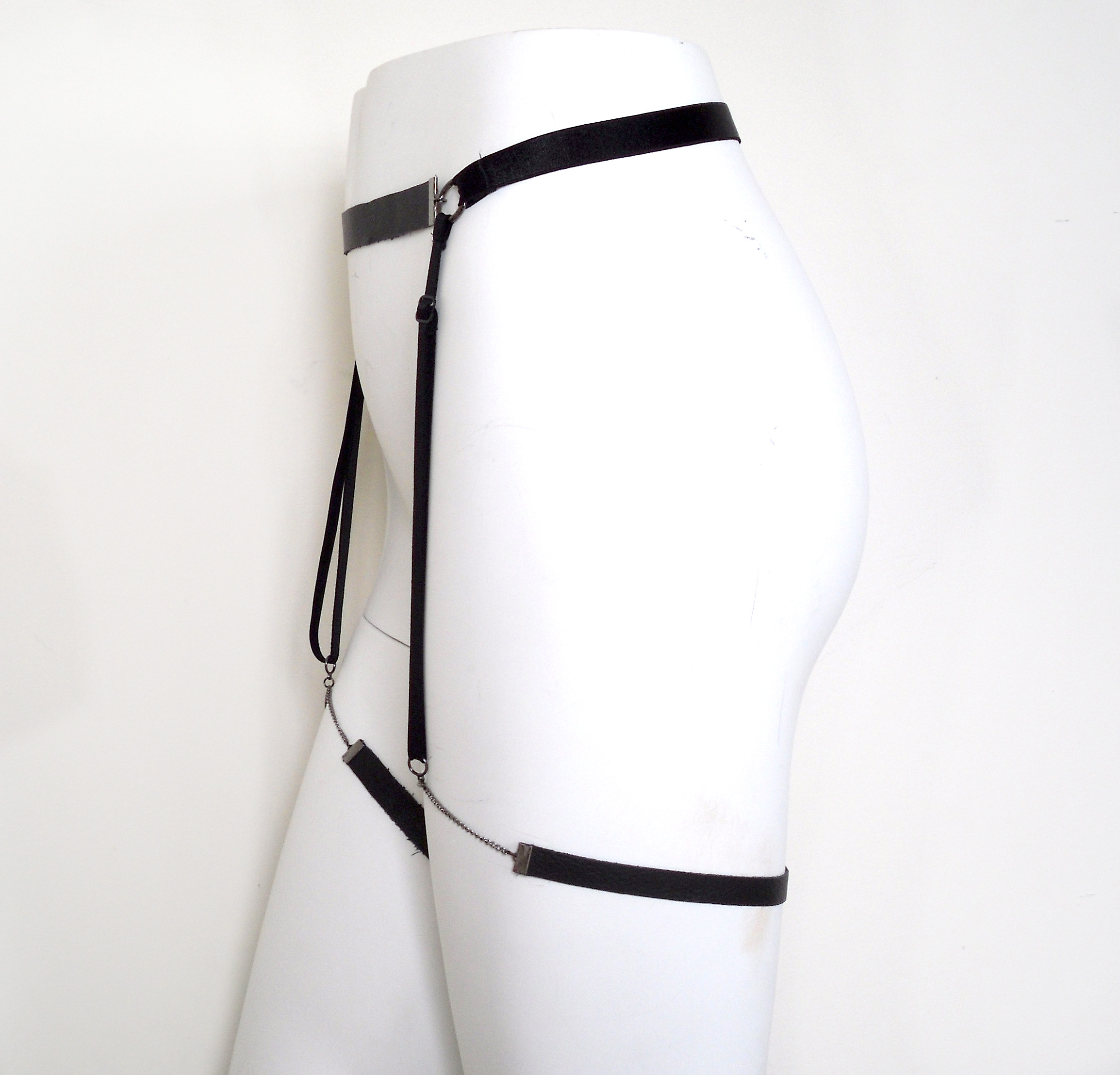 http://www.lovelornlingerie.com/wp-content/uploads/2015/11/Leather-and-Chain-Garter-Belt-4.jpg
