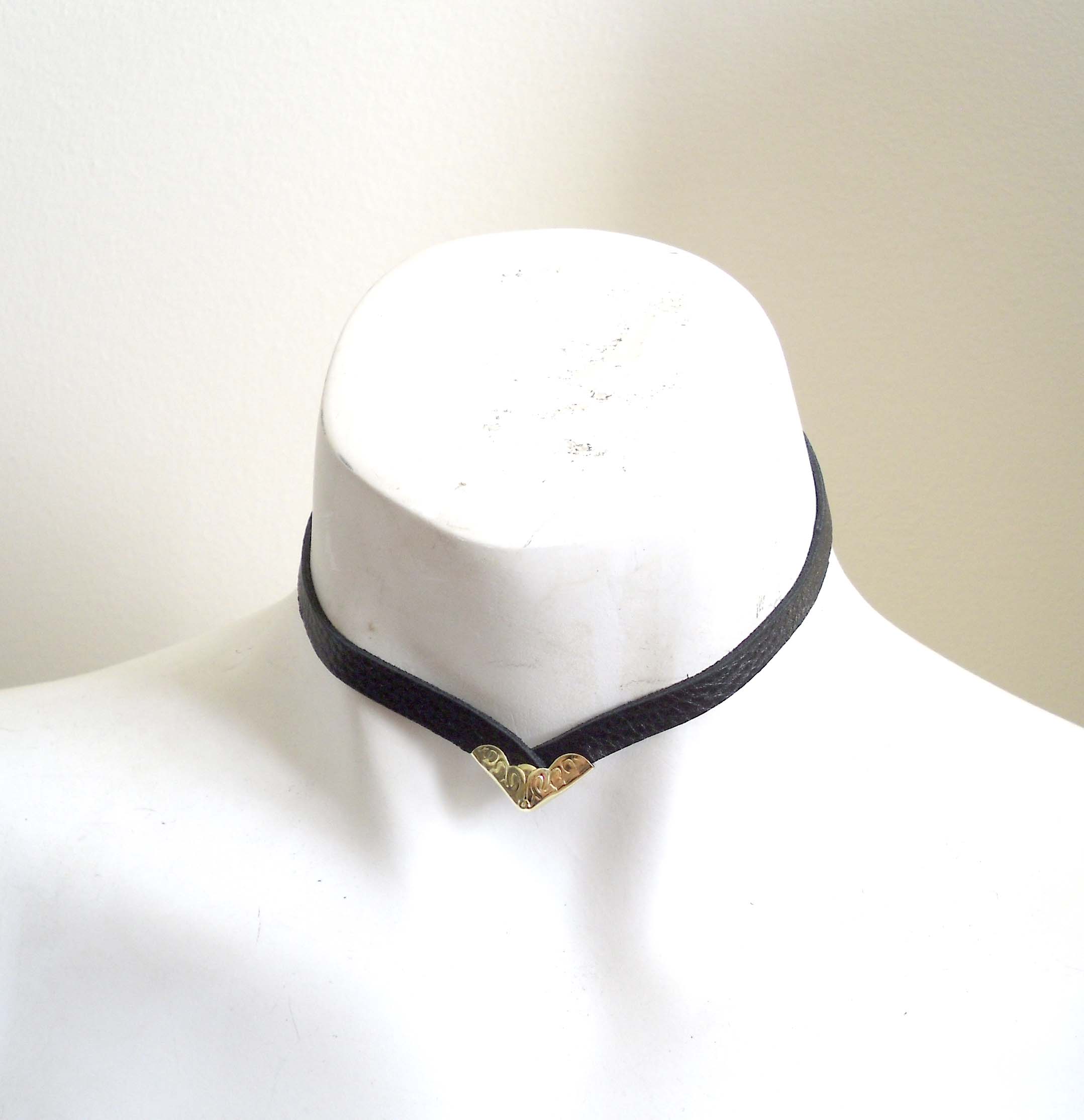 Thin leather hotsell choker